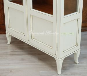 Classic style wooden display cabinet with 2 doors with ivory lacquered finish and wood stain